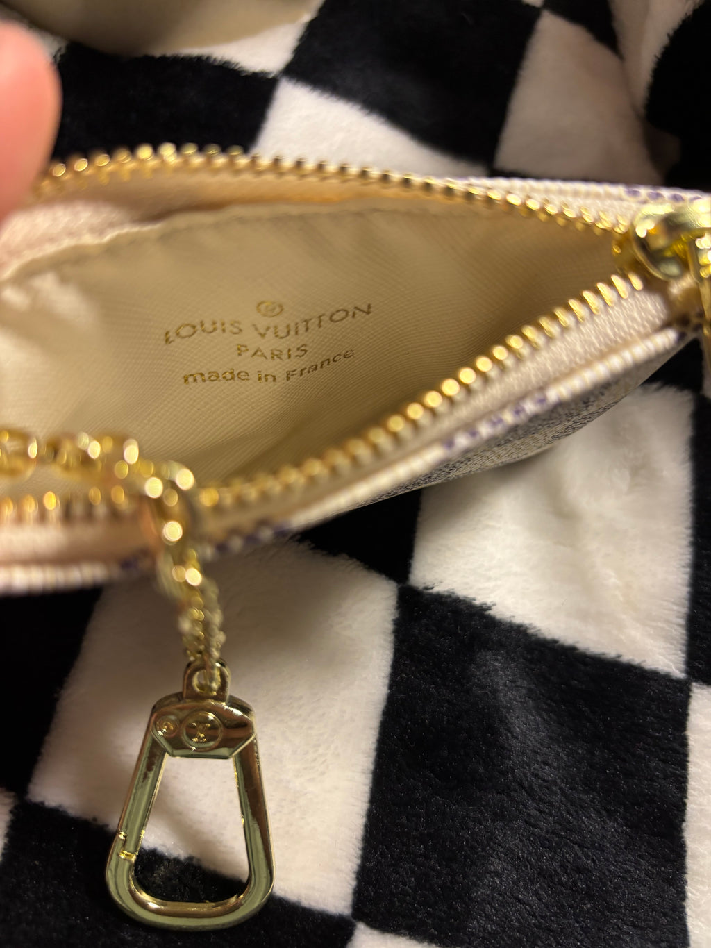 LV Wallet Dupe - White Check coin