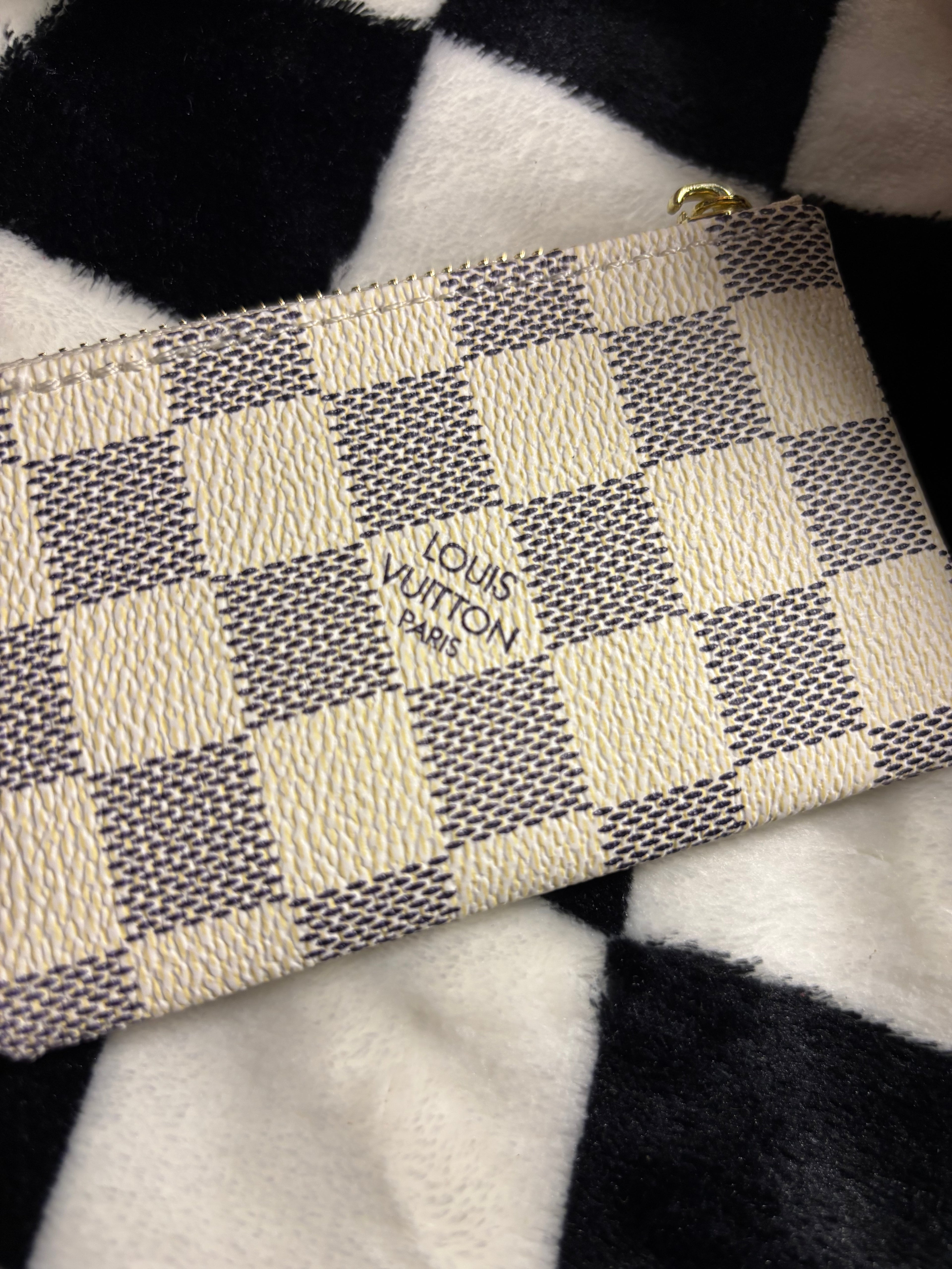 LV Wallet Dupe - White Check coin