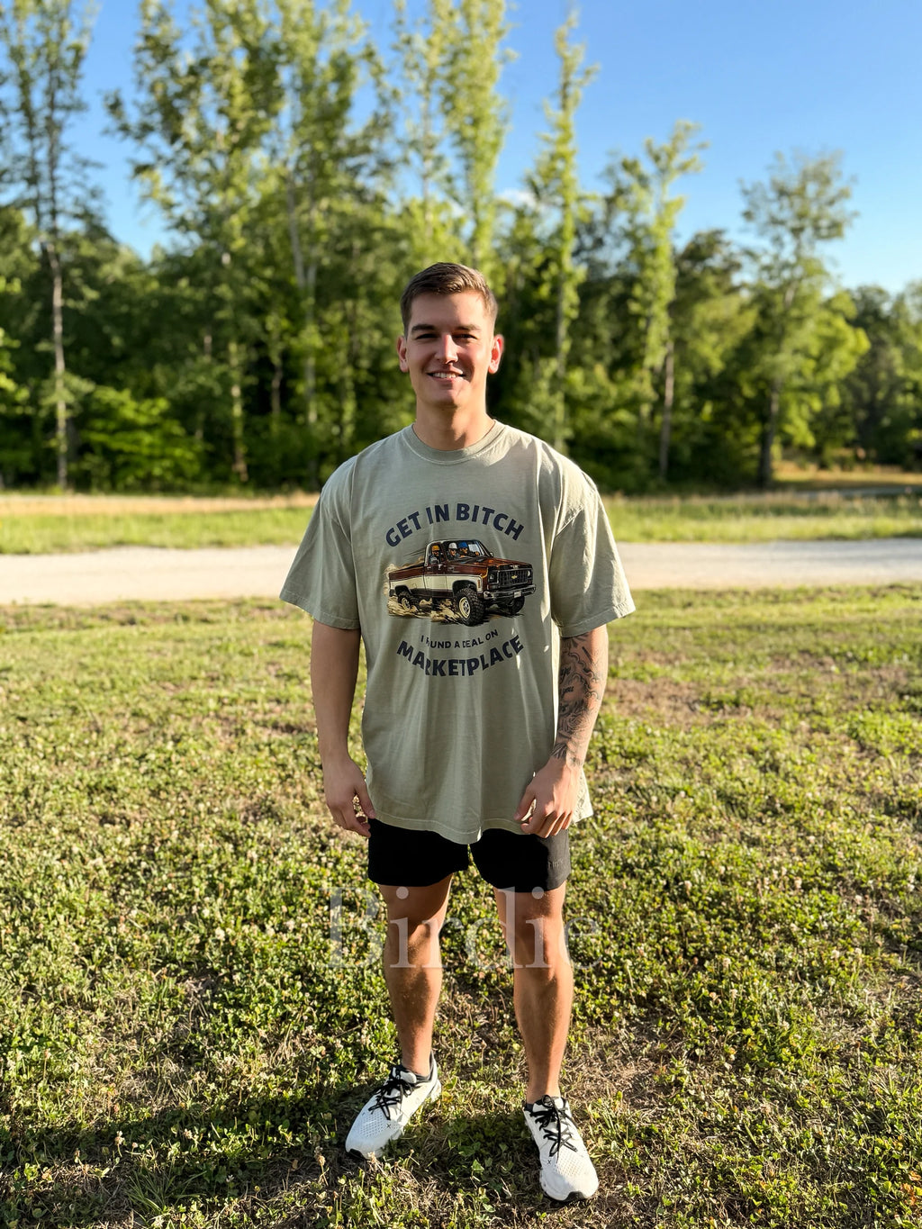 Marketplace Graphic Tee on Sandstone